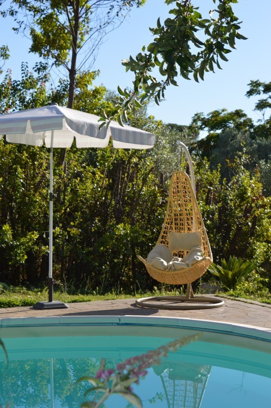 Piscina e area relax all'aperto dell'Agriturismo