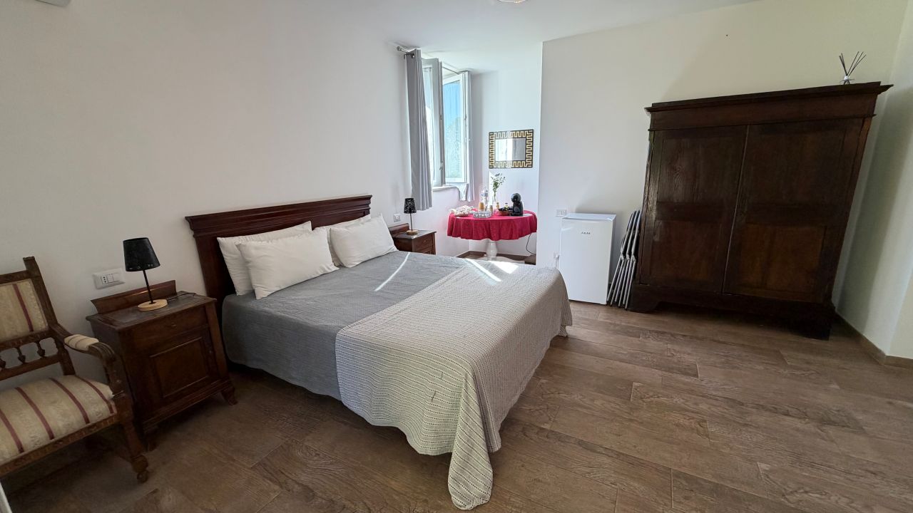 Stanza da letto matrimoniale classica con affaccio oliveto