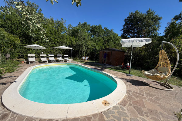 Piscina esterna immersa nel verde